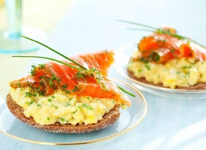 Tostas de huevo y salmón