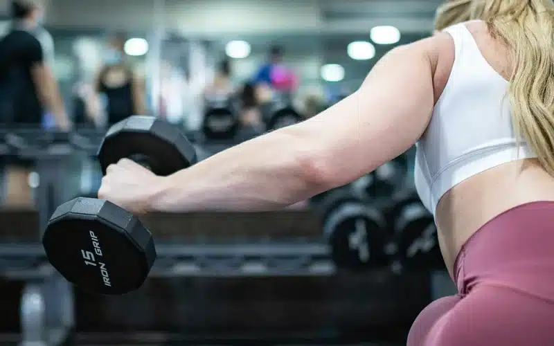 Menopausia y metabolismo: qué cambia después de los 40 y cómo adaptarte ejercicio fuerza menopausia