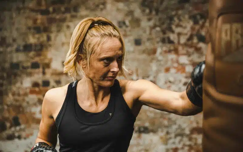 Por qué se gana peso en la menopausia entrenamiento fuerza mujer despues 40