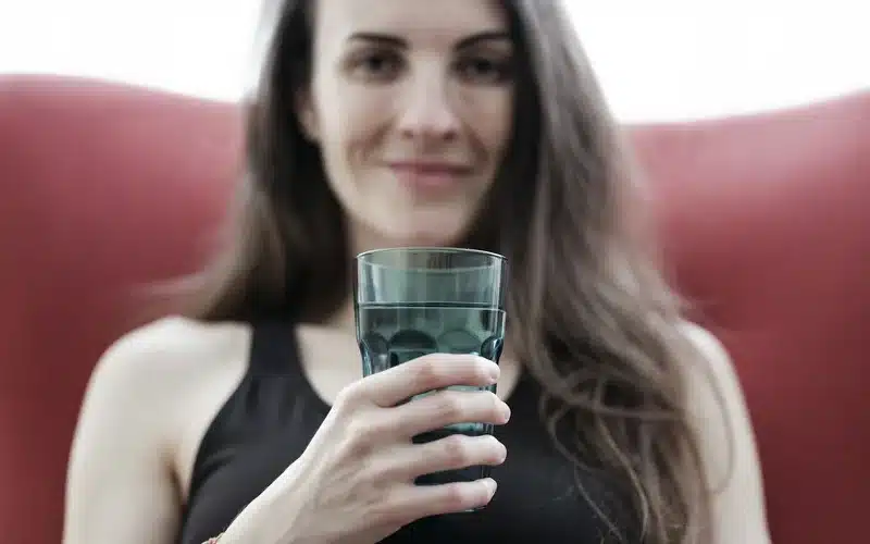 Salud bucodental en la menopausia: boca seca, encías y boca ardiente 3 salud bucodental en la menopausia, hidratación diaria